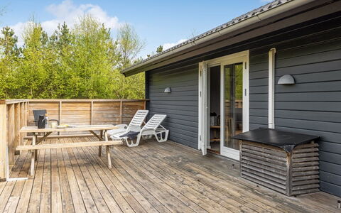 Ellie - 300M from the Sea: Dak, Huis, Huis, Verblijf, Siding, Landgoed, Oprit, Garden Gebouwen, Werf, Schuur