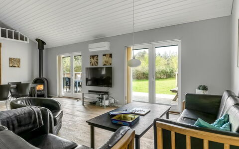 Ellie - 300M from the Sea: Dak, Huis, Huis, Verblijf, Siding, Landgoed, Oprit, Garden Gebouwen, Werf, Schuur