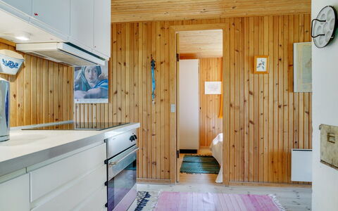 Asmod - 300M from the Sea: Hout, Flooring, Interieur Ontwerp, Plafond, Verdieping, Kamer, Keuken, Huis, Countertop, Meubilair