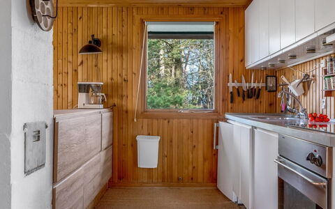 Asmod - 300M from the Sea: Keuken, Hout, Countertop, Interieur Ontwerp, Flooring, Plafond, Toestel Van De Keuken, Major Appliance, Gootsteen, Kraan