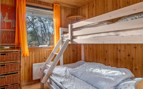 Asmod - 300M from the Sea: Hout, Slaapkamer, Beits, Plafond, Hardwood, Huis, Bed, Plank, Laken, Bedding