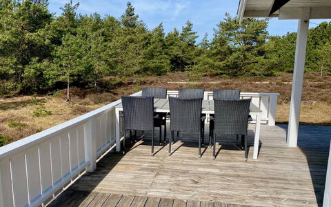 Syrine - 300M from the Sea: Hout, Dak, Huis, Verblijf, Deur, Huis, Siding, Land Lot, Garden Gebouwen, Schuur
