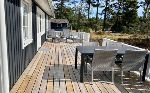 Syrine - 300M from the Sea: Hout, Dak, Huis, Verblijf, Deur, Huis, Siding, Land Lot, Garden Gebouwen, Schuur