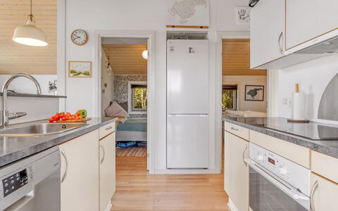 Tishon - 100M from the Sea: Keuken, Toestel Van De Keuken, Countertop, Major Appliance, Flooring, Interieur Ontwerp, Hout, Plafond, Meubilair, Verdieping
