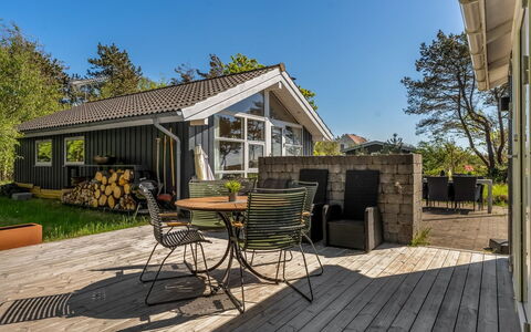 Tishon - 100M from the Sea: Hout, Huis, Architectuur, Dak, Verblijf, Huis, Siding, Deur, Veranda, Landgoed
