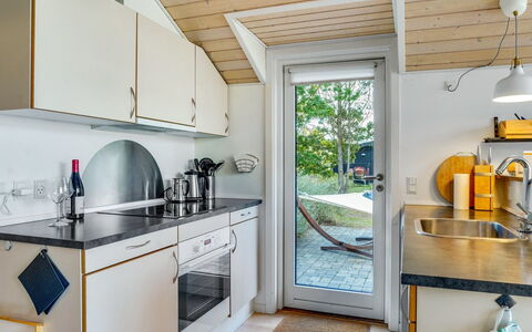 Tishon - 100M from the Sea: Hout, Keuken, Flooring, Interieur Ontwerp, Countertop, Toestel Van De Keuken, Major Appliance, Verdieping, Huis, Loodgieterswerkinrichting