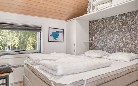 Tishon - 100M from the Sea: Interieur Ontwerp, Slaapkamer, Bed, Laken, Plafond, Bedding, Kamer, Bed Frame, Linens, Matras