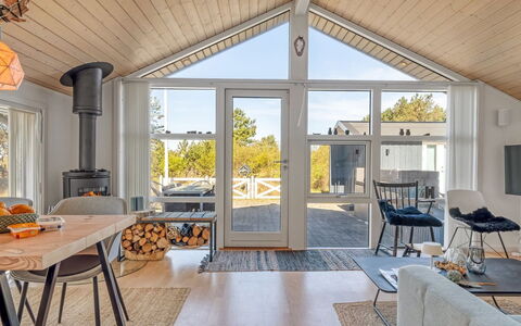 Tishon - 100M from the Sea: Hout, Huis, Plafond, Verblijf, Hardwood, Veranda, Houten Vloer, Beits, Stoel, Lichte Inrichting