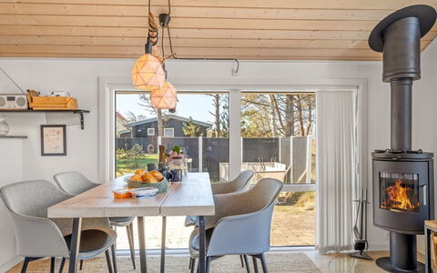 Tishon - 100M from the Sea: Flooring, Interieur Ontwerp, Meubilair, Hout, Verdieping, Houten Vloer, Keuken En Eettafel, Plafond, Eetkamer, Huis
