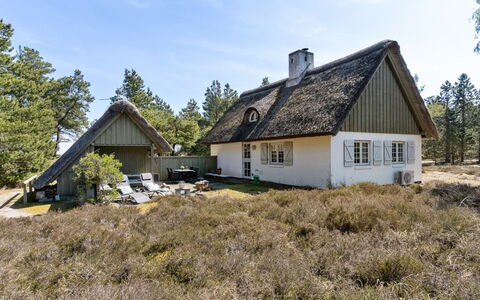 Gravers - 300M from the Sea: Zwembad, Buitenmeubels, Meubilair, Toevlucht, Flagstone, Eco Hotel, Schaduw, Stoel, Vrije Tijd, Landgoed