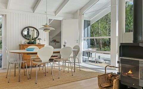 Ran - 600M from the Sea: Interieur Ontwerp, Meubilair, Flooring, Hout, Plafond, Verdieping, Stoel, Lichte Inrichting, Verlichting, Woonkamer