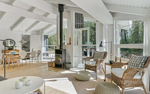 Ran - 600M from the Sea: Interieur Ontwerp, Meubilair, Plafond, Hout, Flooring, Verdieping, Woonkamer, Stoel, Huis, Lichte Inrichting
