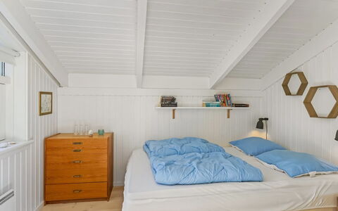 Ran - 600M from the Sea: Slaapkamer, Hout, Plafond, Interieur Ontwerp, Flooring, Bed, Verdieping, Laken, Meubilair, Bedding