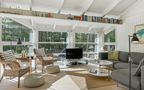 Ran - 600M from the Sea: Meubilair, Interieur Ontwerp, Flooring, Bankstel, Hout, Plafond, Woonkamer, Verdieping, Stoel, Verlichting