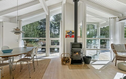 Ran - 600M from the Sea: Interieur Ontwerp, Plafond, Flooring, Verdieping, Meubilair, Woonkamer, Huis, Lichte Inrichting, Stoel, Kamer