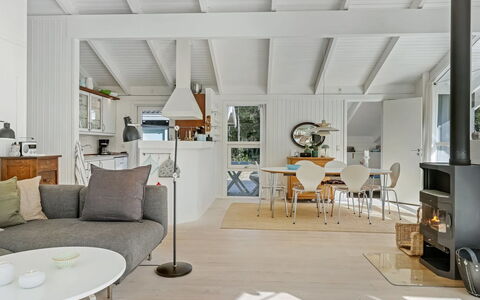 Ran - 600M from the Sea: Flooring, Interieur Ontwerp, Meubilair, Plafond, Hout, Verdieping, Woonkamer, Bankstel, Huis, Kamer