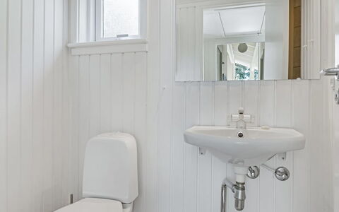 Ran - 600M from the Sea: Muur, Loodgieterswerkinrichting, Badkamer, Flooring, Interieur Ontwerp, Verdieping, Wastafel, Wastafel In De Badkamer, Plafond, Kraan
