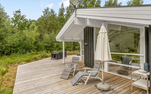 Ran - 600M from the Sea: Hout, Huis, Verblijf, Dak, Hardwood, Veranda, Landgoed, Plank, Siding, Dek