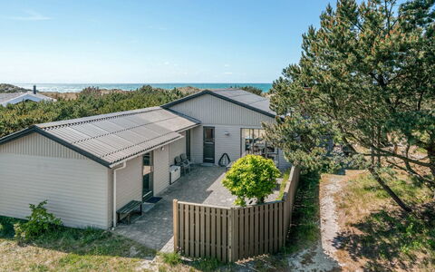 Petersen - 50M from the Sea: Hout, Huis, Veranda, Dek, Hardwood, Dak, Beits, Houten Vloer, Eco Hotel