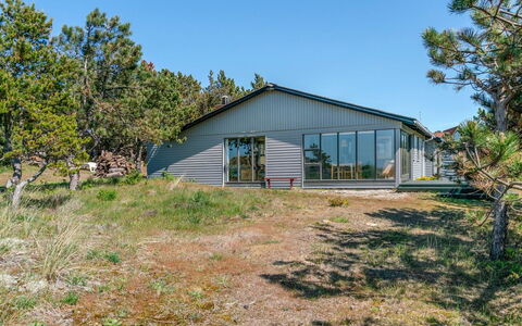 Petersen - 50M from the Sea: Hout, Huis, Veranda, Dek, Hardwood, Dak, Beits, Houten Vloer, Eco Hotel