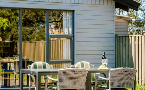 Petersen - 50M from the Sea: Hout, Huis, Veranda, Dek, Hardwood, Dak, Beits, Houten Vloer, Eco Hotel
