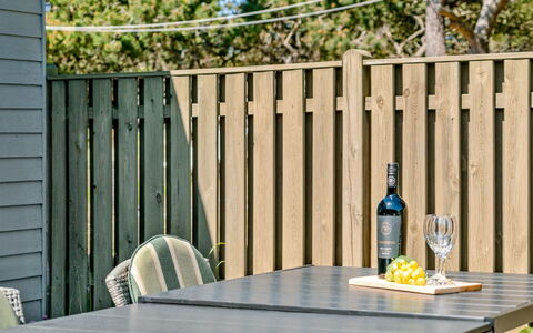 Petersen - 50M from the Sea: Hout, Huis, Veranda, Dek, Hardwood, Dak, Beits, Houten Vloer, Eco Hotel