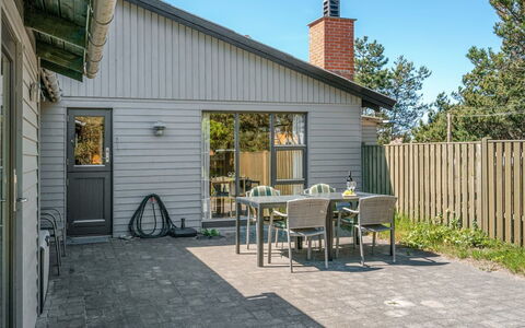 Petersen - 50M from the Sea: Hout, Huis, Veranda, Dek, Hardwood, Dak, Beits, Houten Vloer, Eco Hotel