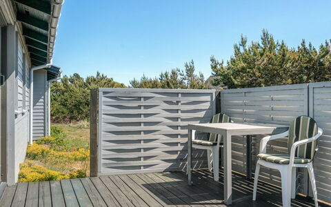 Petersen - 50M from the Sea: Hout, Huis, Veranda, Dek, Hardwood, Dak, Beits, Houten Vloer, Eco Hotel