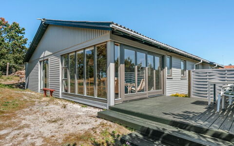 Petersen - 50M from the Sea: Hout, Huis, Veranda, Dek, Hardwood, Dak, Beits, Houten Vloer, Eco Hotel