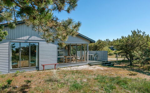 Petersen - 50M from the Sea: Hout, Huis, Veranda, Dek, Hardwood, Dak, Beits, Houten Vloer, Eco Hotel