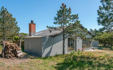 Petersen - 50M from the Sea: Hout, Huis, Veranda, Dek, Hardwood, Dak, Beits, Houten Vloer, Eco Hotel