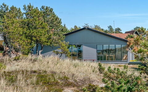 Petersen - 50M from the Sea: Hout, Huis, Veranda, Dek, Hardwood, Dak, Beits, Houten Vloer, Eco Hotel