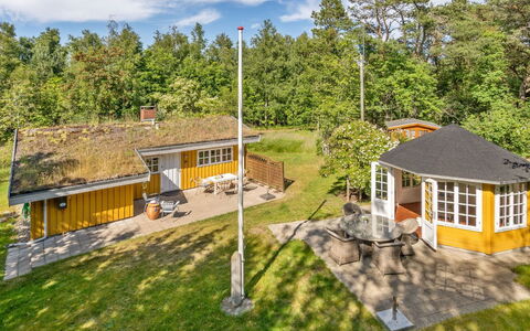 Mirla - 300M from the Sea: Dak, Huis, Huis, Verblijf, Deur, Siding, Dek, Veranda, Plank, Hardwood