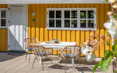 Mirla - 300M from the Sea: Dak, Huis, Huis, Verblijf, Deur, Siding, Dek, Veranda, Plank, Hardwood