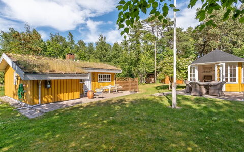 Mirla - 300M from the Sea: Dak, Huis, Huis, Verblijf, Deur, Siding, Dek, Veranda, Plank, Hardwood