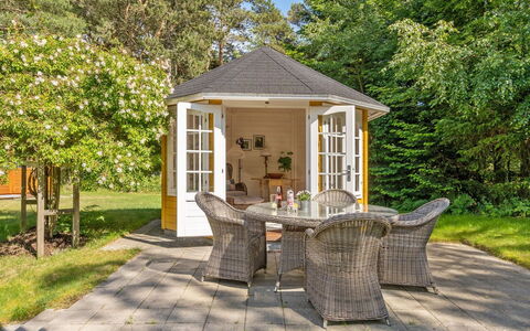 Mirla - 300M from the Sea: Dak, Huis, Huis, Verblijf, Deur, Siding, Dek, Veranda, Plank, Hardwood