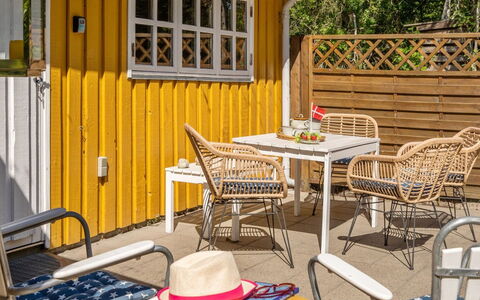 Mirla - 300M from the Sea: Dak, Huis, Huis, Verblijf, Deur, Siding, Dek, Veranda, Plank, Hardwood