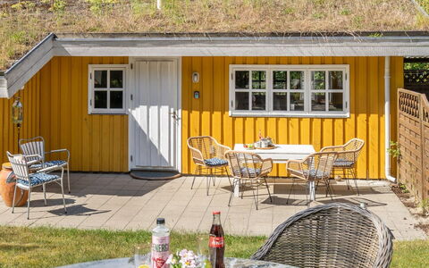 Mirla - 300M from the Sea: Dak, Huis, Huis, Verblijf, Deur, Siding, Dek, Veranda, Plank, Hardwood