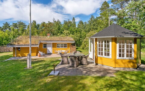 Mirla - 300M from the Sea: Dak, Huis, Huis, Verblijf, Deur, Siding, Dek, Veranda, Plank, Hardwood
