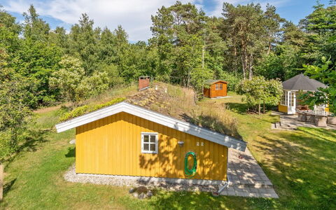 Mirla - 300M from the Sea: Dak, Huis, Huis, Verblijf, Deur, Siding, Dek, Veranda, Plank, Hardwood