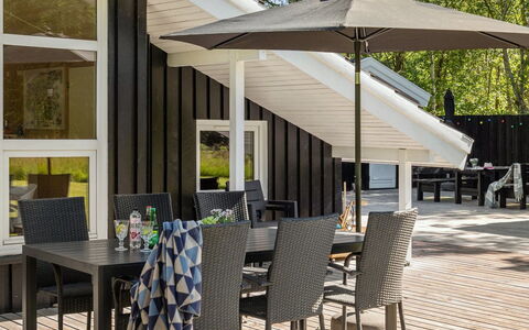Mika - 1Km from the Sea: Hout, Huis, Veranda, Dek, Hardwood, Dak, Beits, Houten Vloer, Eco Hotel