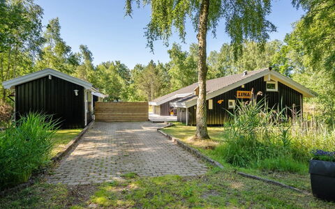 Mika - 1Km from the Sea: Hout, Huis, Veranda, Dek, Hardwood, Dak, Beits, Houten Vloer, Eco Hotel