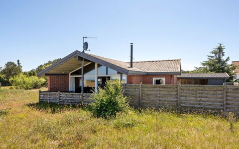 Thrineke - 200M from the Sea: Zwembad, Buitenmeubels, Meubilair, Toevlucht, Flagstone, Eco Hotel, Schaduw, Stoel, Vrije Tijd, Landgoed