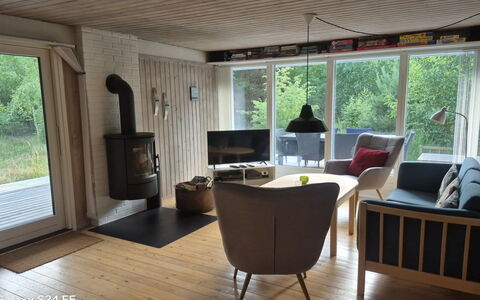 Adelisa - 600M from the Sea: Meubilair, Flooring, Interieur Ontwerp, Verdieping, Hout, Kamer, Stoel, Huis, Woonkamer, Houten Vloer