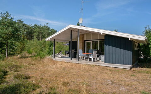 Adelisa - 600M from the Sea: Hout, Huis, Veranda, Dek, Hardwood, Dak, Beits, Houten Vloer, Eco Hotel