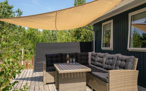 Adelisa - 600M from the Sea: Hout, Huis, Veranda, Dek, Hardwood, Dak, Beits, Houten Vloer, Eco Hotel
