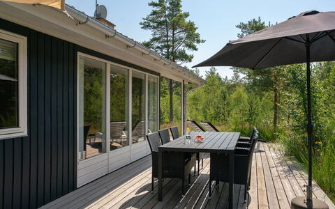 Adelisa - 600M from the Sea: Hout, Huis, Veranda, Dek, Hardwood, Dak, Beits, Houten Vloer, Eco Hotel