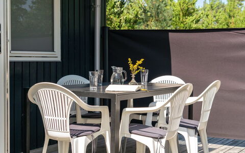 Adelisa - 600M from the Sea: Hout, Huis, Veranda, Dek, Hardwood, Dak, Beits, Houten Vloer, Eco Hotel