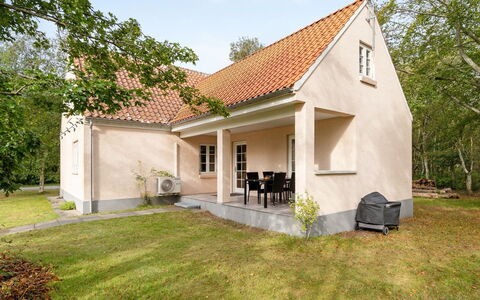 Hildegunn - 200M from the Sea: Hout, Huis, Veranda, Dek, Hardwood, Dak, Beits, Houten Vloer, Eco Hotel