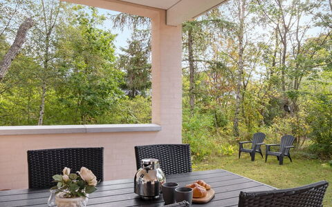 Hildegunn - 200M from the Sea: Hout, Huis, Veranda, Dek, Hardwood, Dak, Beits, Houten Vloer, Eco Hotel